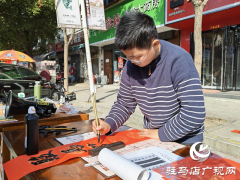 买卤肉肠送春联！关王庙街这对父子火了