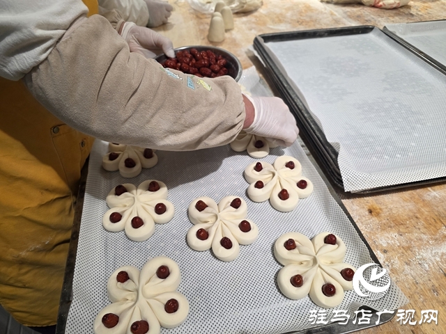蒸年馍迎新春 驻马店老查记非遗年馍古法手艺揉出浓浓年味
