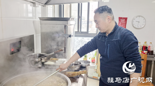 驻马店西站:饺子飘香年味浓 坚守岗位亦团圆