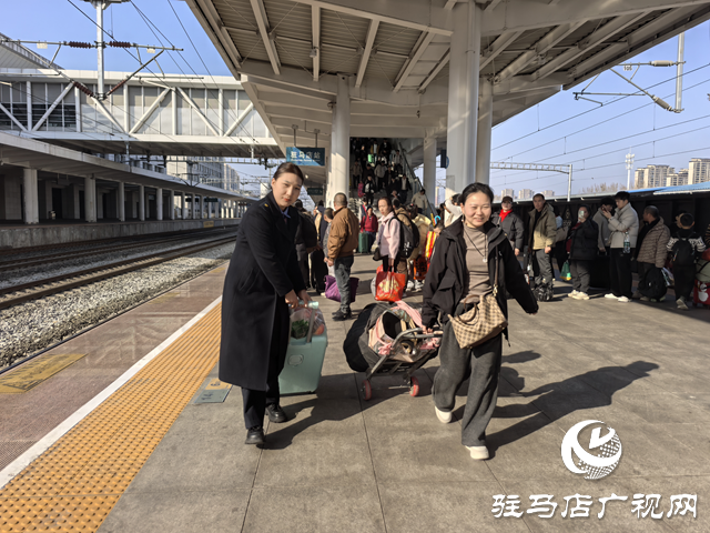 驻马店站：让“慢出行”搭载“暖服务” 用心守护“银发”旅途