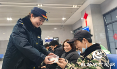 驻马店站：元宵送汤圆 暖意融融伴旅客归途