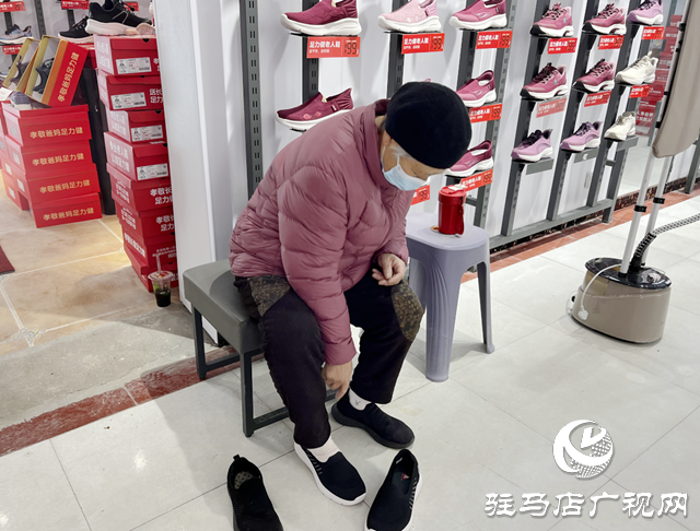 选购老人鞋有学问:不是越软越好 合脚舒适最关键