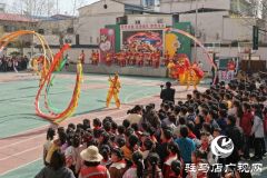 确山县：舞龙舞狮抖空竹 亲子运动助成长