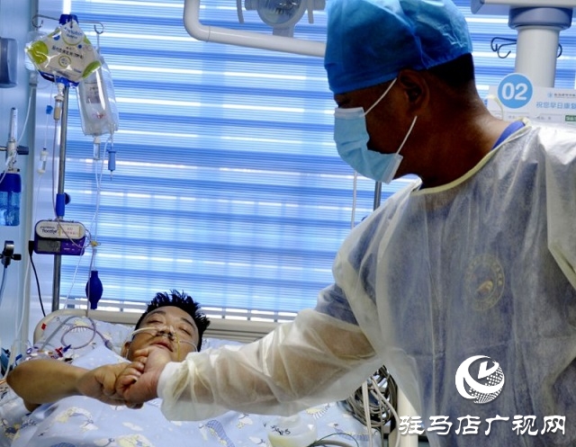 蛟龙队潜水员刘扬扬因连续救援突发重病 蛟龙队友及时伸援手帮助