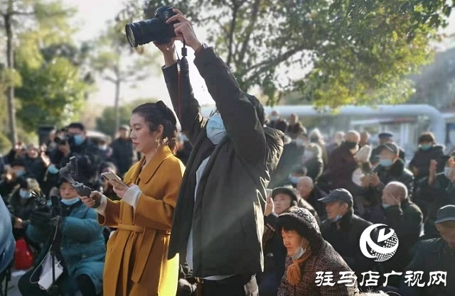 黄河戏剧节期间知名艺术家走到驻马店市民中间