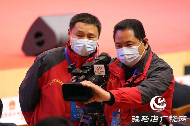 “两会”花絮｜会场内外 新闻记者采访忙