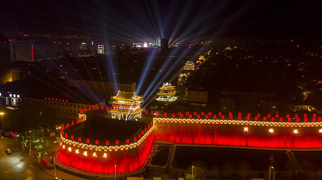 夜晚的榆林古城南门瓮城及骑街六楼.jpg