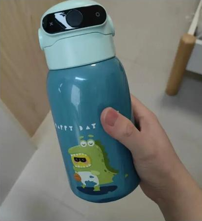 儿童指纹水杯热销，商家称能防校园恶作剧或他人误饮