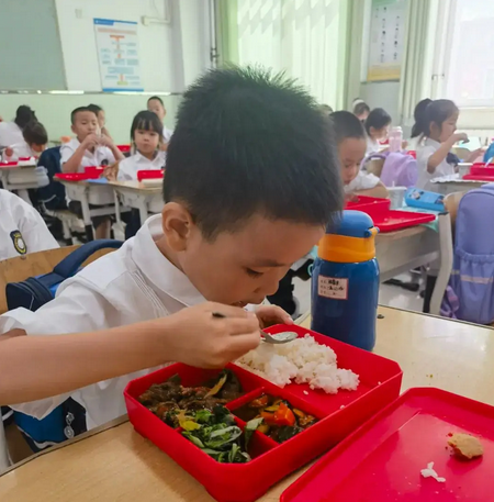 陪餐&ldquo;开学第一餐&rdquo;筑牢校园舌尖安全防线