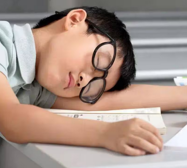 开学季护眼先护镜！错误擦拭方式可能让孩子眼镜提前 &ldquo;报废&rdquo;