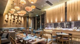 在餐厅用餐时滑倒受伤，责任如何认定？