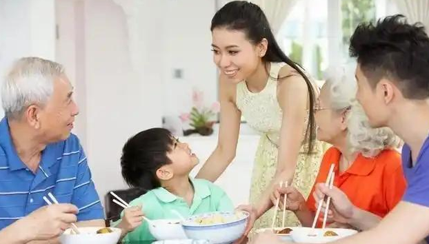 他们受委托给老人当起“儿子”——空巢老年人情感需求催生“外包儿女”新业态