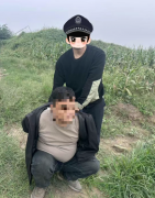 康警威好样的！休假的功夫还能抓获逃犯