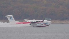AG600“鲲龙”完成首次野外环境汲水投水演练