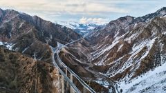 记者手记：穿越北天山 横跨伊犁河——探访精伊高速建设现场